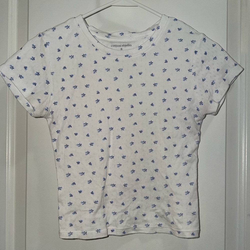 Women's White and Blue Floral Short Sleeve Tee